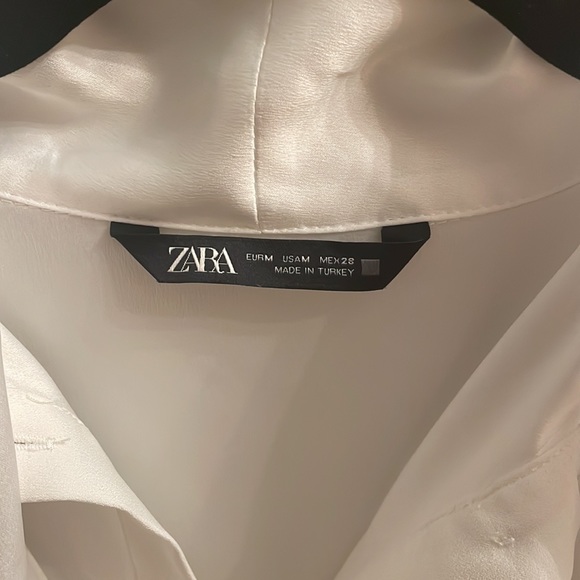 White blouse with ties - Picture 3 of 3